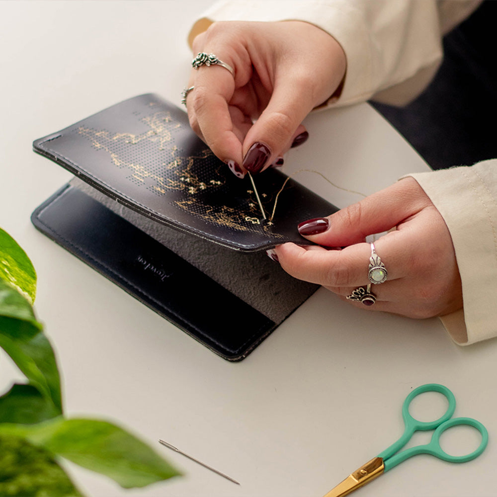 パスポートカバー ブラック ヴィーガンレザー / ステッチ パスポートカバー